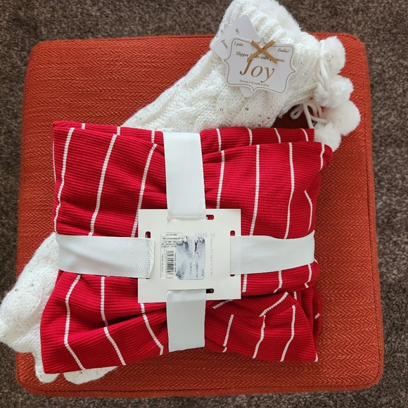 Bundle NWT Ladies size XS PJ set and Pair of Slippers - Picture 2 of 2